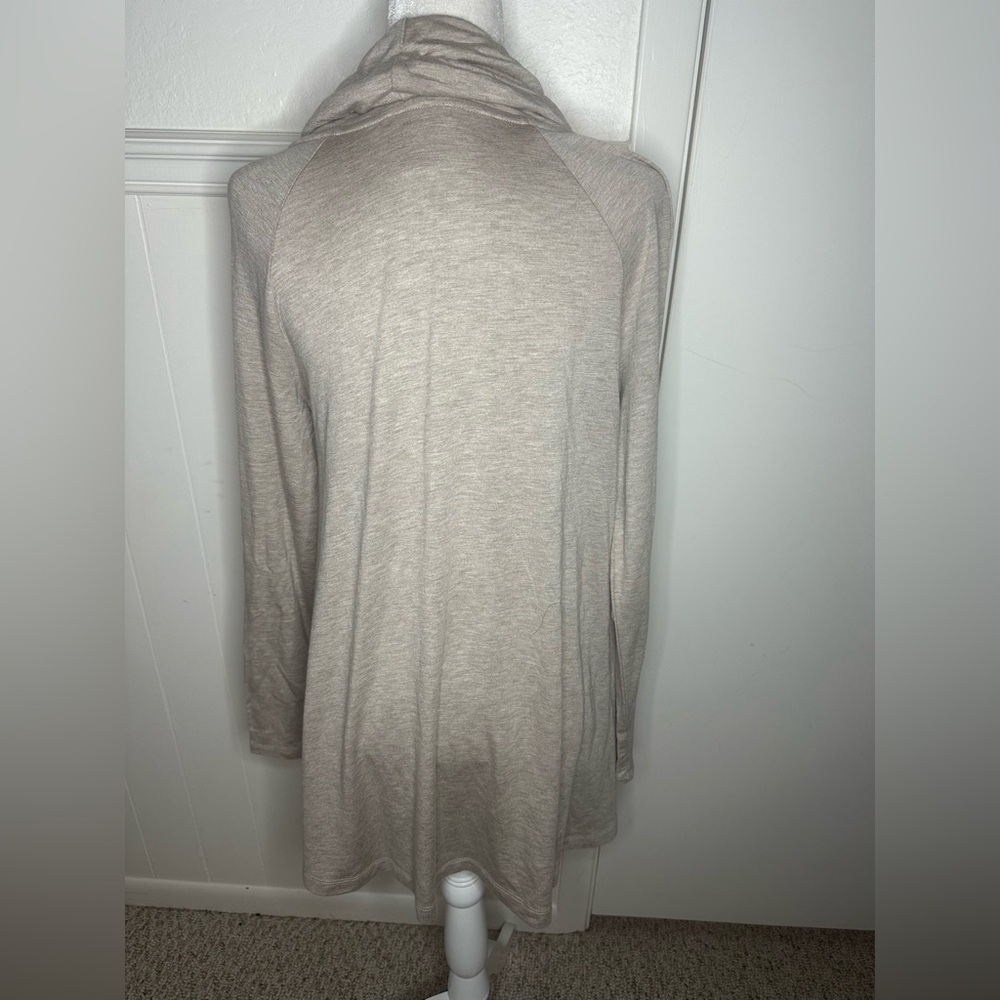 Chelsea & Theodore Light Gray Cowl neck Top size M - Picture 2 of 5